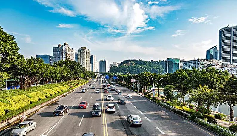 2035年香港展望——全民共享的免费资料时代与文化新风尚探索