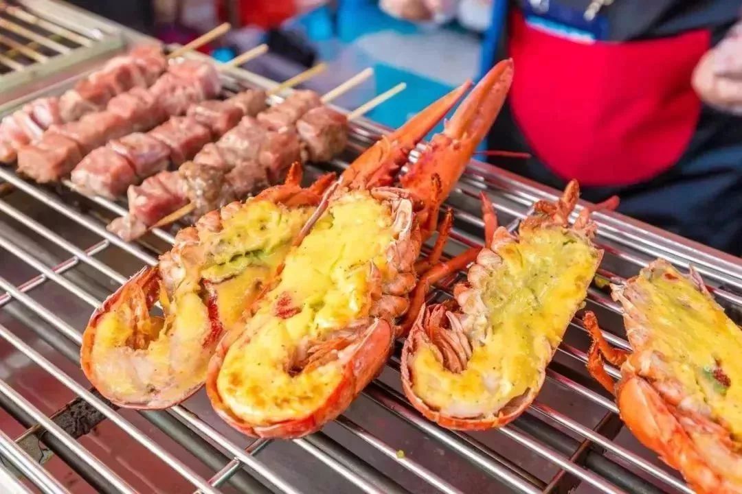 探秘海鸥岛美食一条街，味蕾的海洋之旅