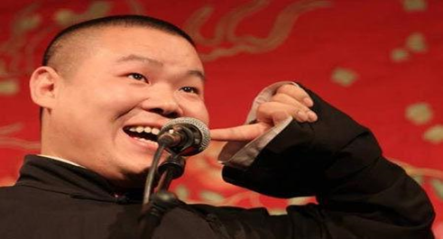 岳云鹏秋裤门事件，笑料背后的温暖与反思岳云鹏穿裤衩